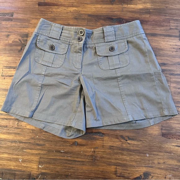 Cabela’s Khaki / Gray Envelope Pocket Mid Rise Shorts Size 8 - Picture 1 of 4